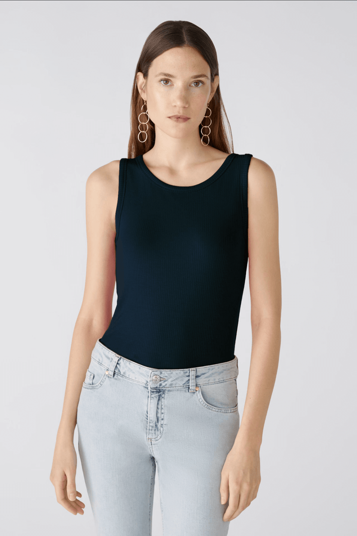 Camisole Filiz en jersey de viscose, col rond, portée avec un jean, style élégant et polyvalent.