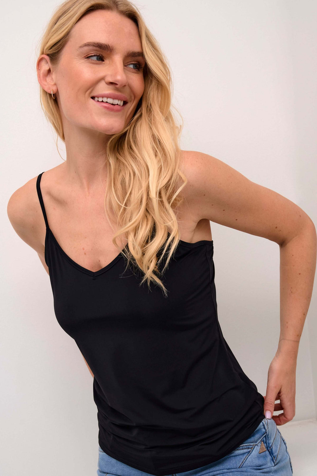 Camisole Lissandra noire avec bretelles fines, coupe ajustée et encolure en V, idéale pour un look décontracté ou soigné.