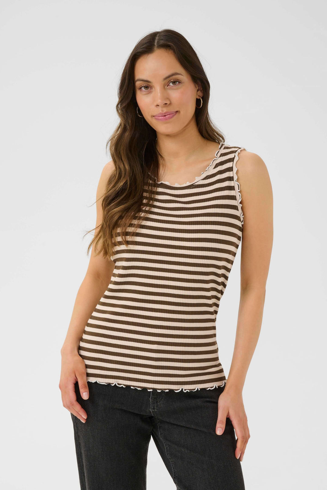 Camisole Ribba rayée au tricot côtelé, avec finitions ondulées, coupe ajustée et style décontracté.