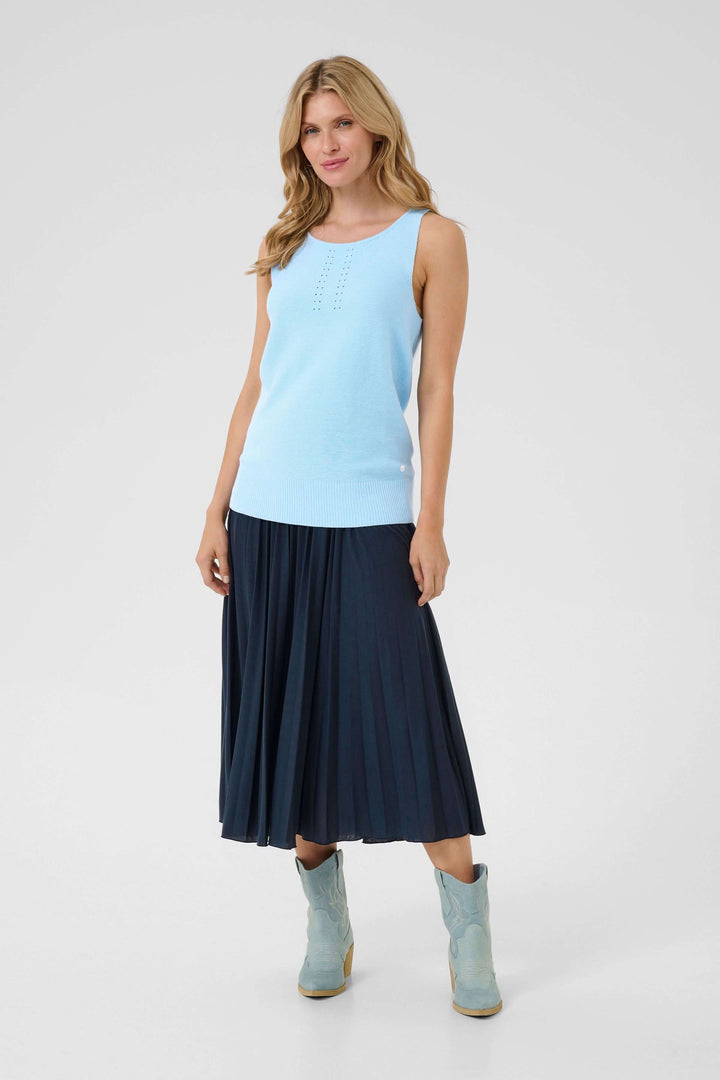 Camisole Sillar bleu clair avec jupes plissée, look élégant et décontracté, parfait pour l'été.