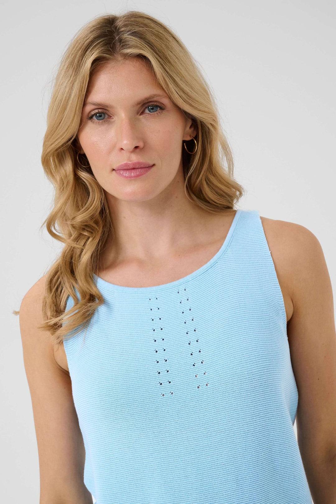 Débardeur en maille fine bleu avec motif ajouré et col rond, pour un look décontracté et élégant.