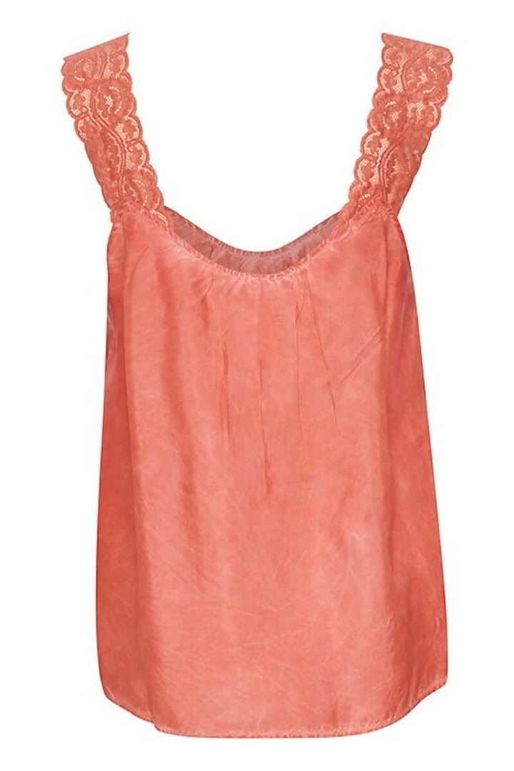 Camisole rose avec bretelles en dentelle, encolure ronde, style décontracté et chic.