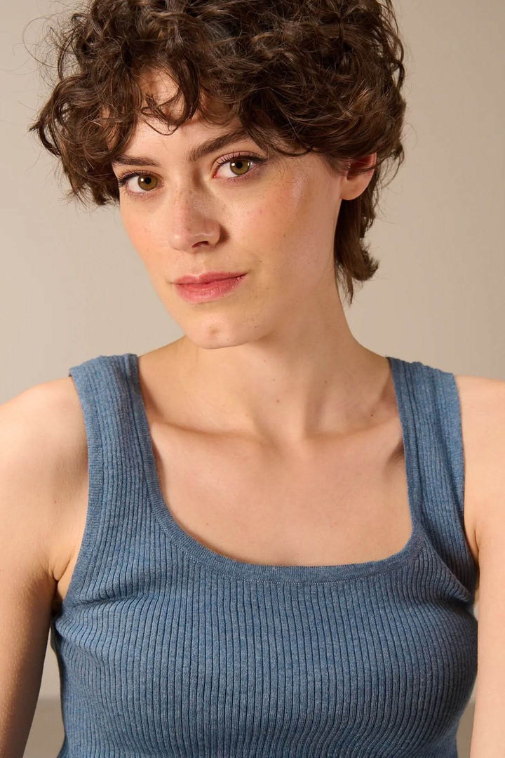 Camisole côtelée ajustée col rond en tissu extensible bleu avec encolure ronde et bretelles larges, idéale pour superposition.