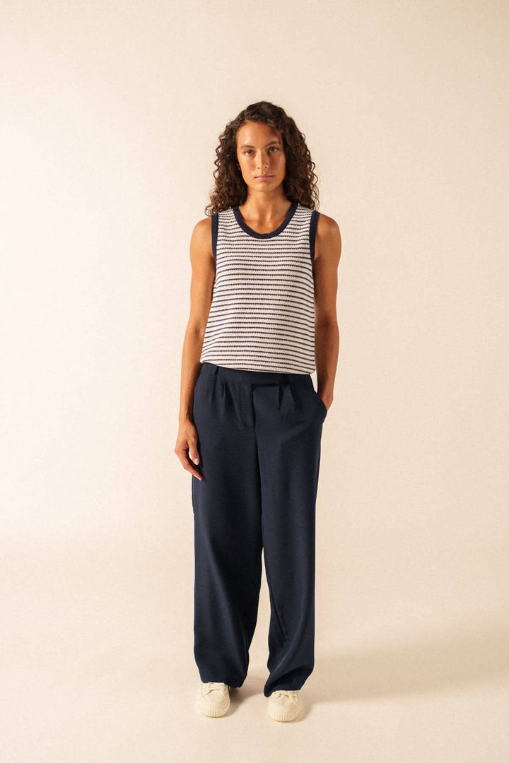 Camisole en maille rayée MASSANE sur mannequin, tricot texturé à rayures fines pour un style moderne et décontracté.