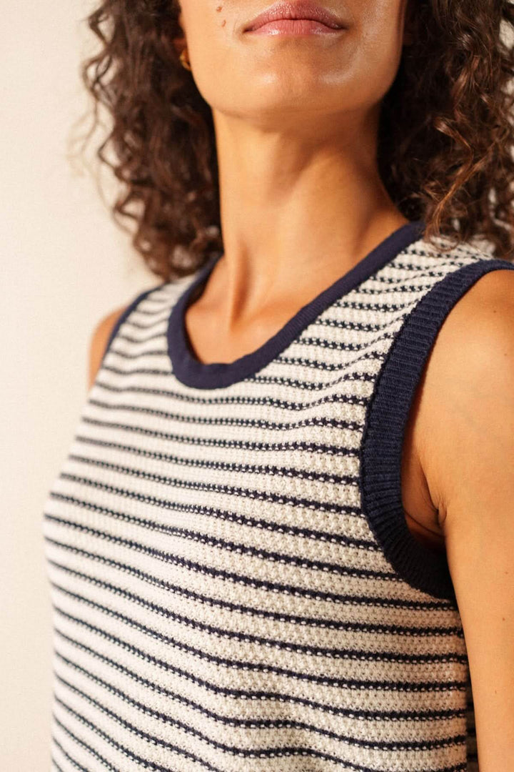 Femme portant la camisole en maille rayée MASSANE moderne et texturée à rayures, idéale pour un style décontracté et soigné.