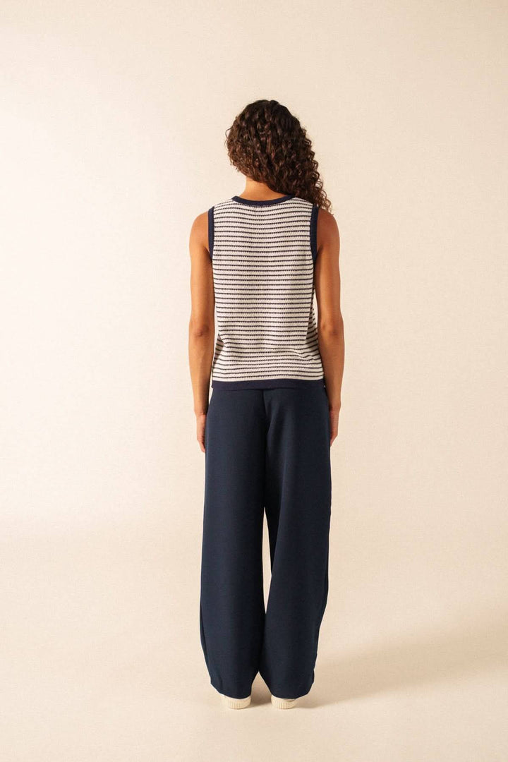 Femme portant la Camisole en maille rayée MASSANE avec un style décontracté et moderne.