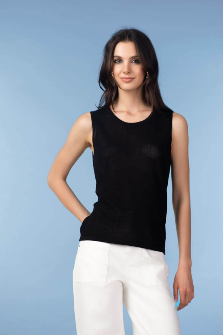 Camisole en maille texturée noire portée par un mannequin, finition soignée et moderne, encolure arrondie, coupe droite élégante.