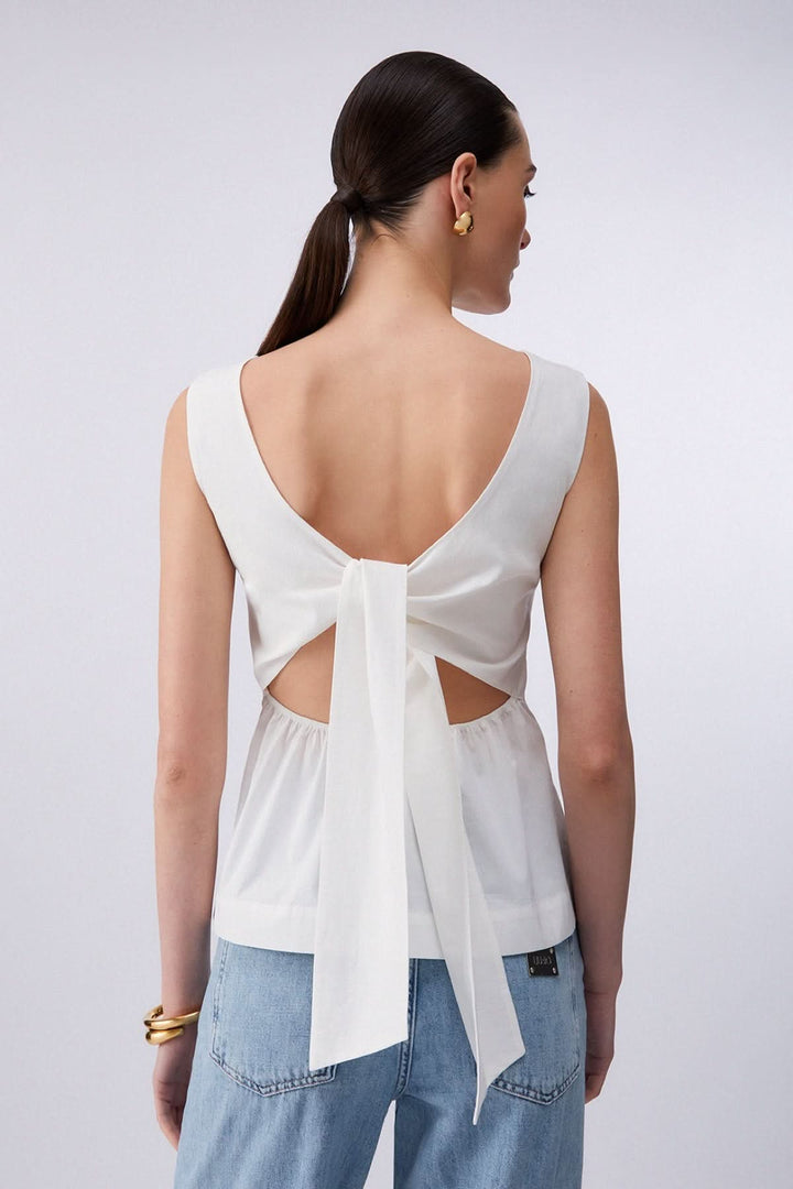 Camisole fluide avec dos ouvert et nœud, détail élégant avec encolure bateau, parfait pour superposer sous une veste ou porter l&