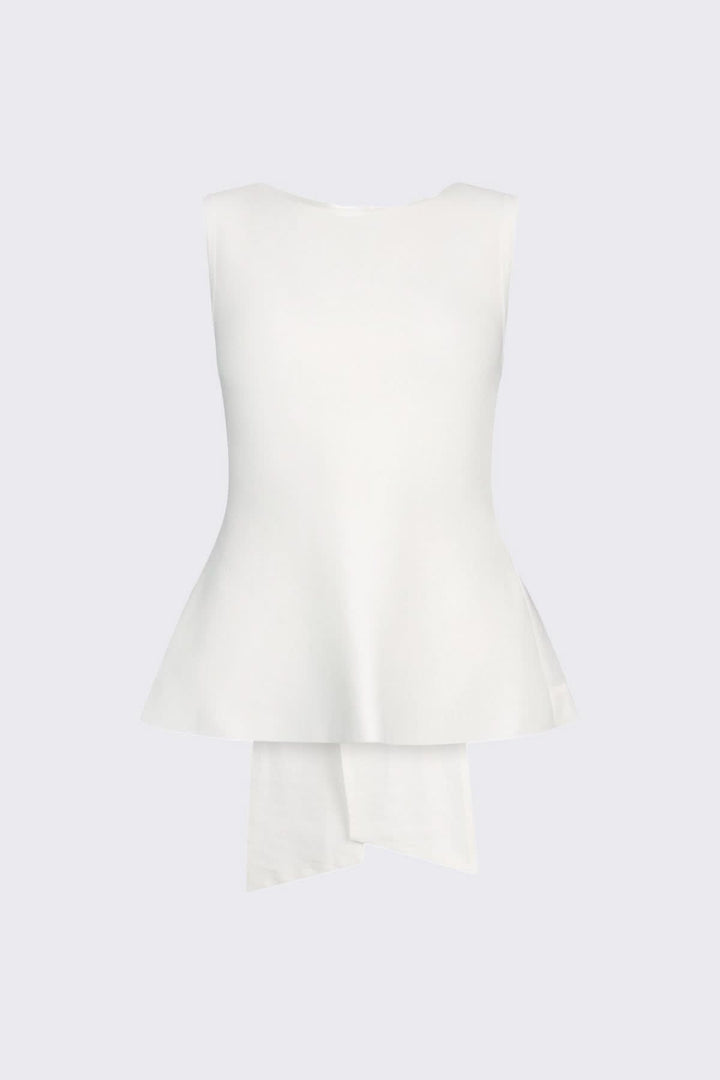 Camisole fluide avec dos ouvert et nœud, élégante et légère, idéale pour superposer sous une veste ou porter par temps chaud.