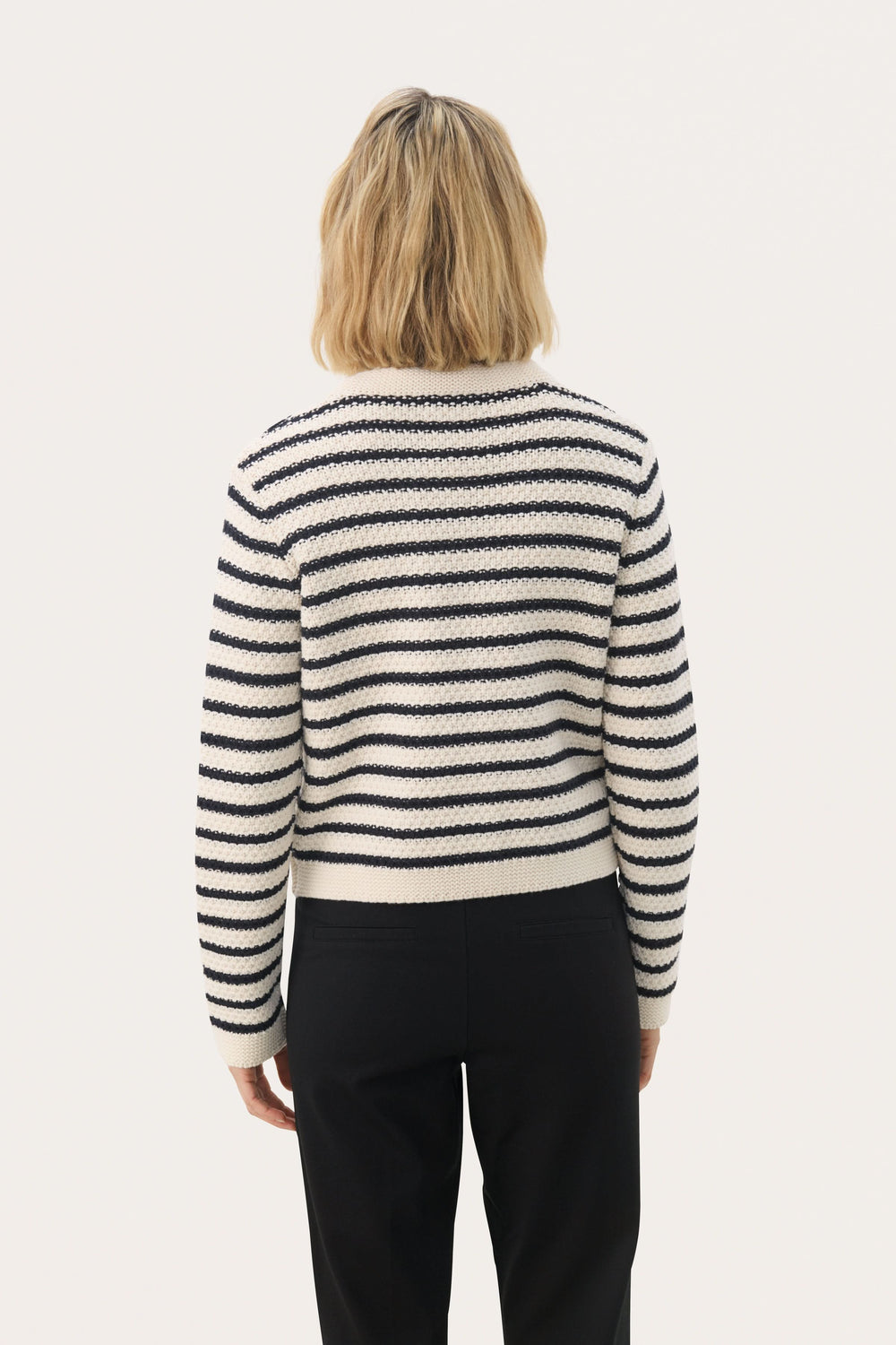 Femme portant le cardigan Elmie à rayures horizontales, coupe droite, tricot texturé, vue de dos, style élégant et moderne.