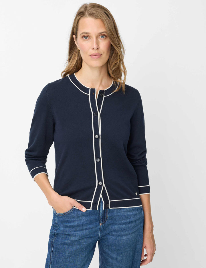 Femme portant un cardigan boutonné à col contrasté ANN, style élégant et épuré, parfait pour le quotidien ou occasions formelles