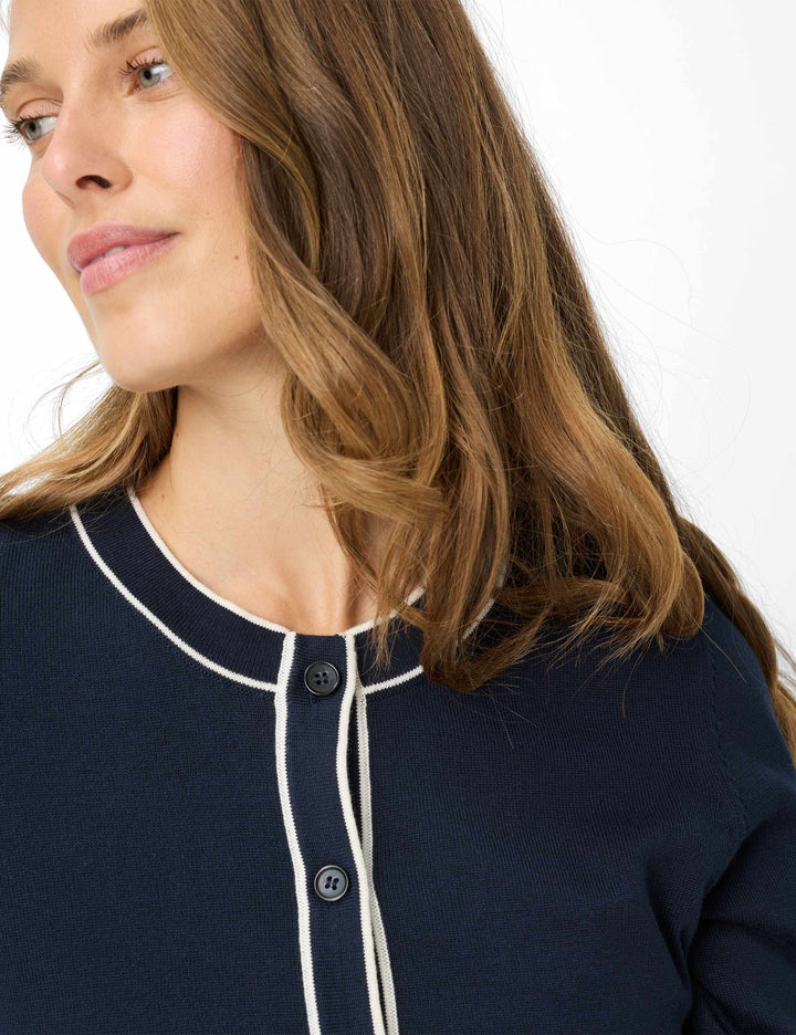 Femme portant le Cardigan boutonné à col contrasté ANN avec finitions élégantes.