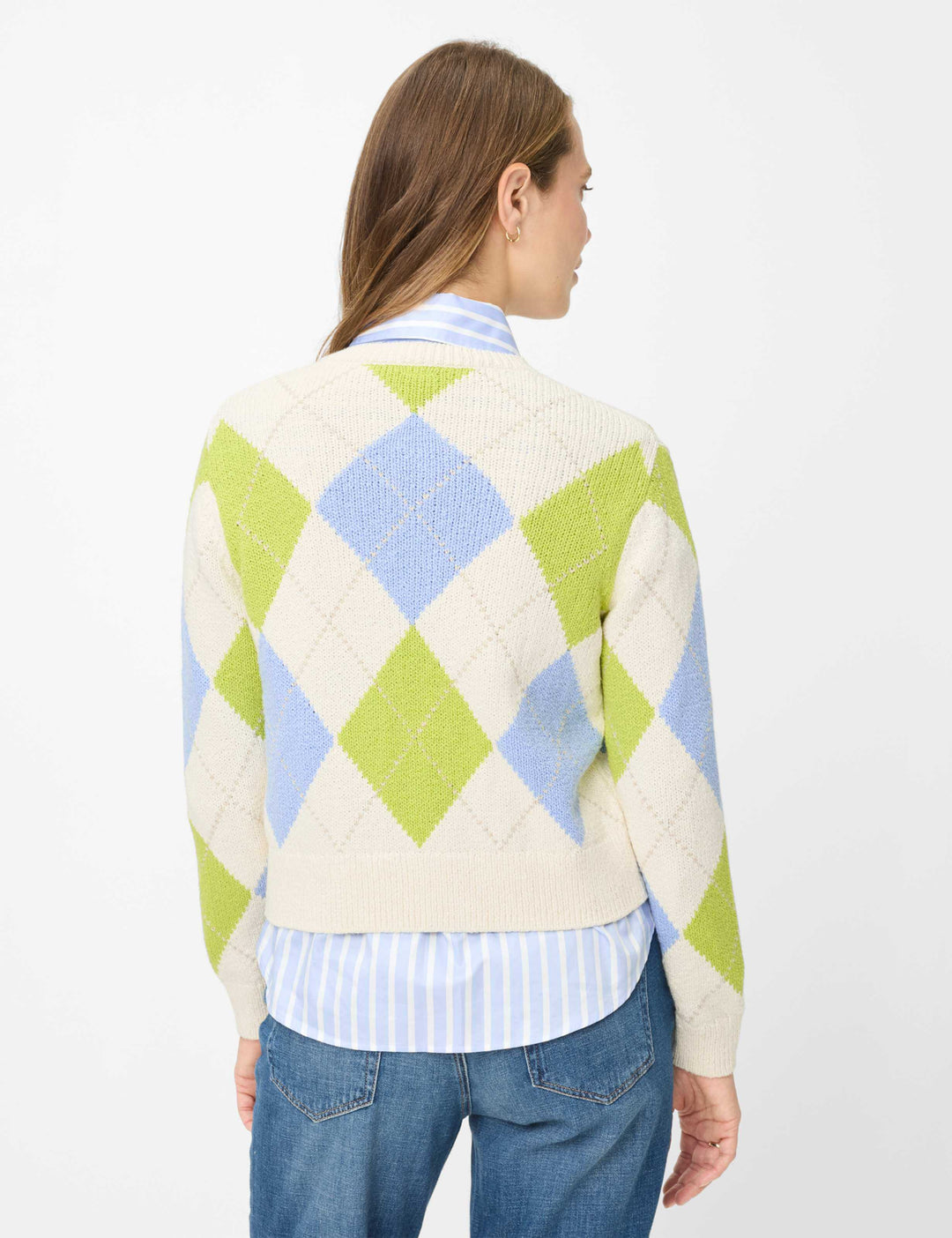 Femme portant un cardigan court à motif losanges ANN, style rétro, texture douce, coupe féminine, couleurs modernes.