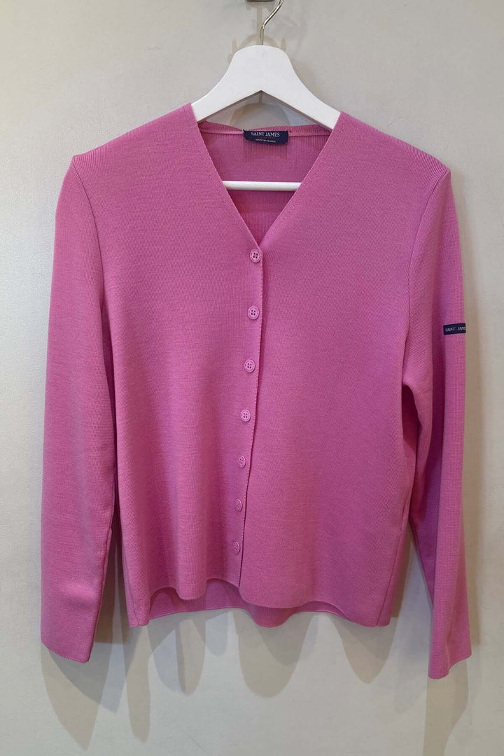 Cardigan de laine BREVANDS rose avec encolure en V et boutons discrets, sur cintre blanc.