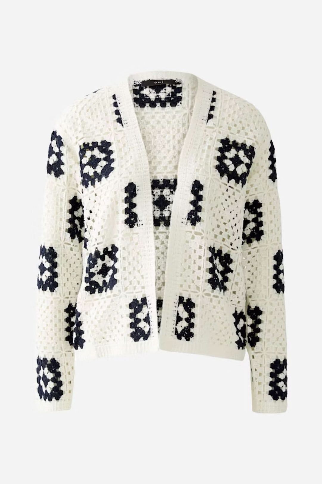 Cardigan en crochet blanc avec motifs géométriques marines, parfait pour une tenue bohème élégante.