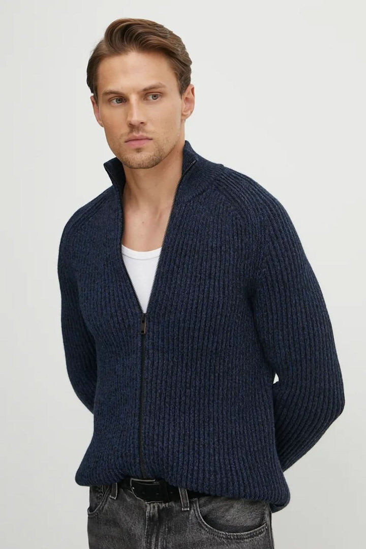 Homme portant un cardigan en laine Boss Orange, coupe confortable et col relevé, en tricot épais bleu marine.