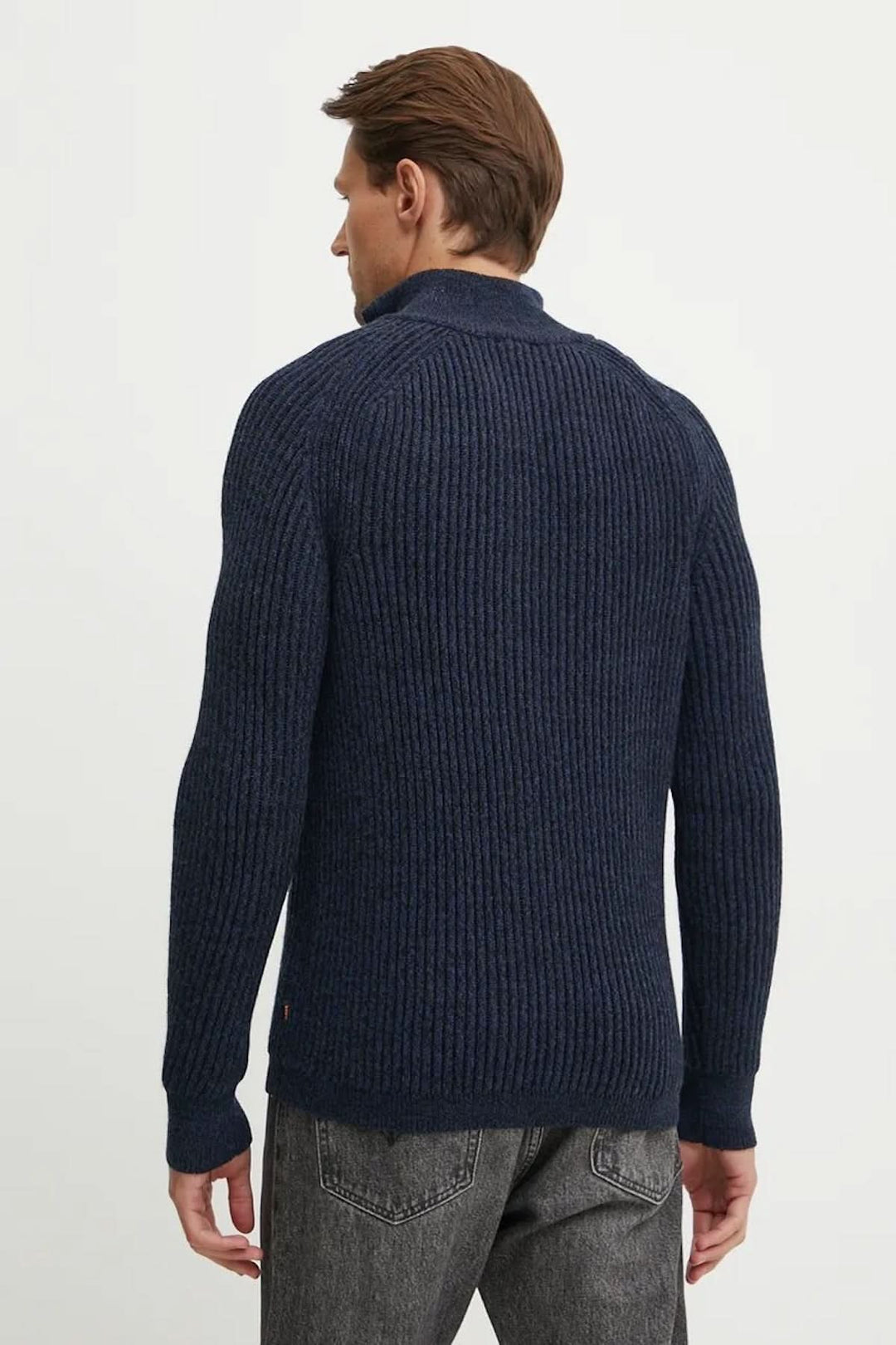 Cardigan en laine bleu marine, coupe confortable et manches raglan, vue arrière.