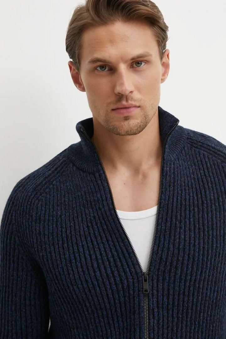 Homme portant un cardigan en laine épaisse Boss Orange, coupe confortable avec col relevé.