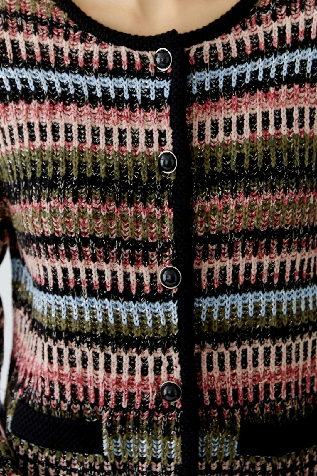 Cardigan en maille texturée avec motif graphique et boutonnage frontal.