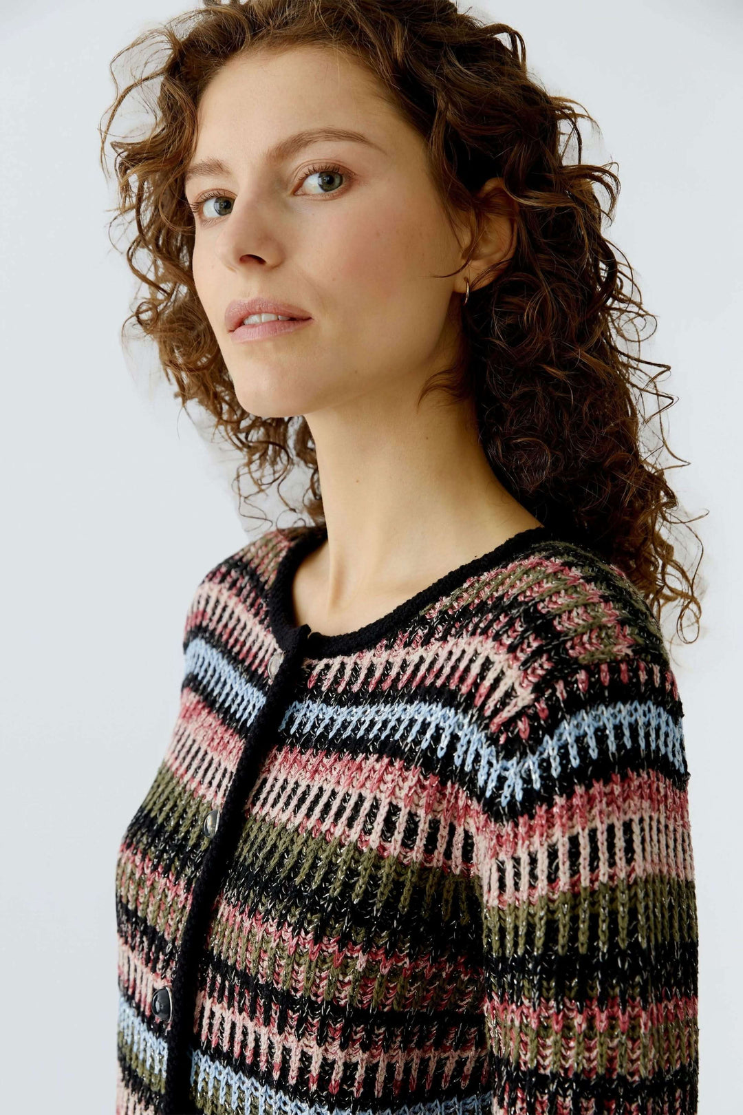 Cardigan en maille texturée avec motif graphique porté par une modèle, coupe droite et encolure ronde.