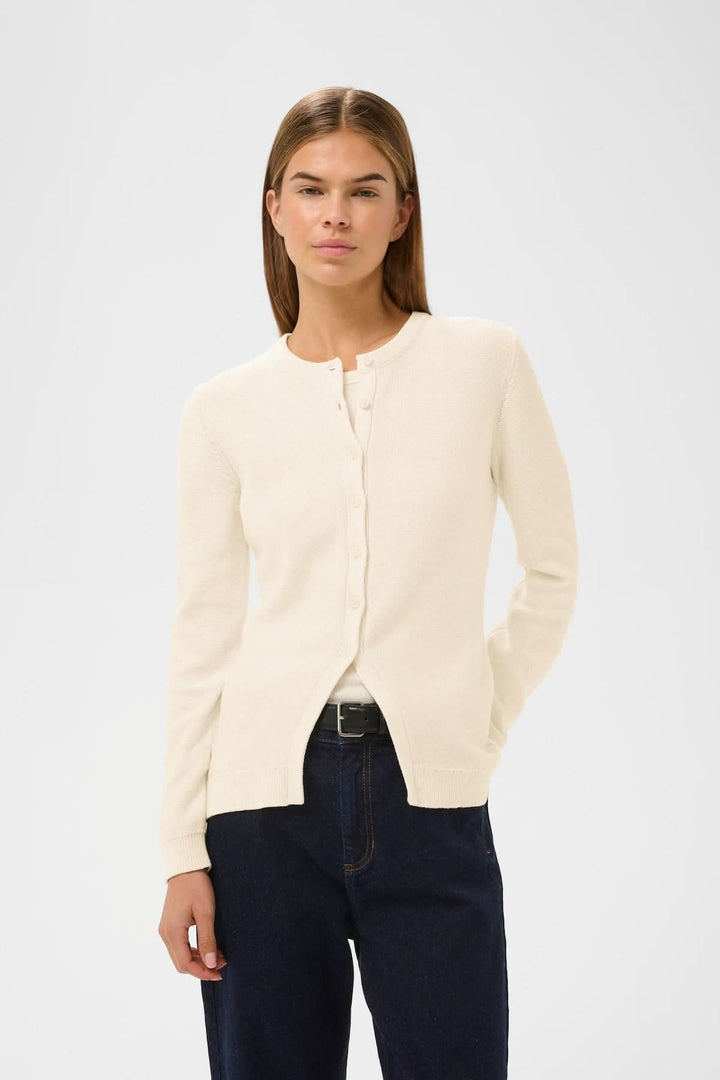 Cardigan en maille NAASU femme avec encolure arrondie et coupe droite, porté pour un look élégant et intemporel.