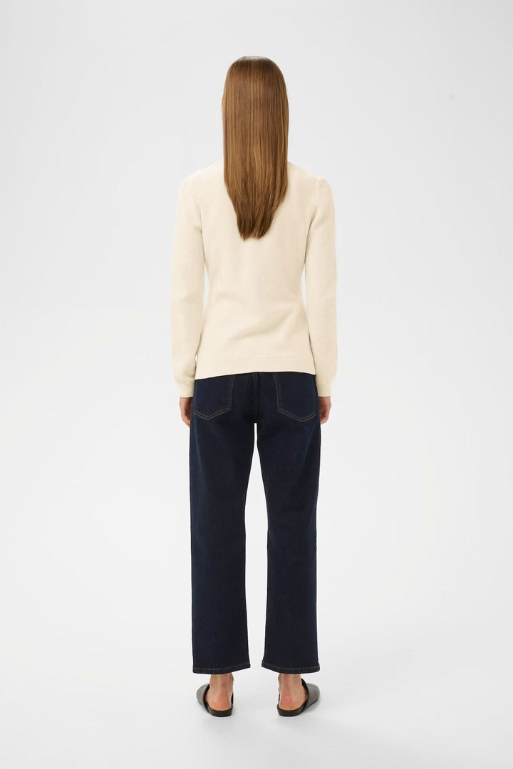 Vue arrière du Cardigan en maille NAASU porté, coupe droite légèrement ajustée, encolure arrondie, style épuré et intemporel.