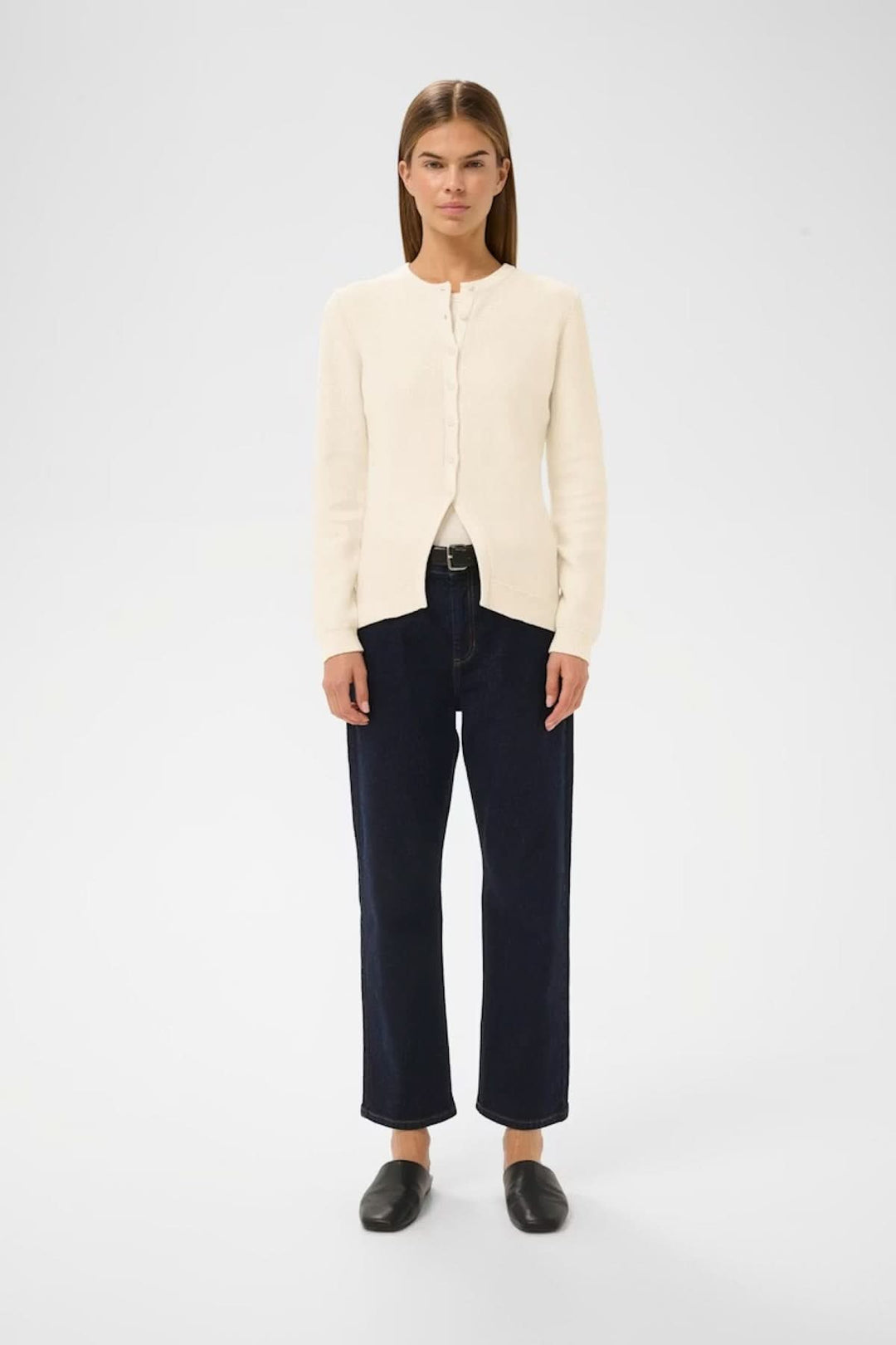 Modèle portant un Cardigan en maille NAASU, coupe droite légèrement ajustée, encolure arrondie, élégant et polyvalent.