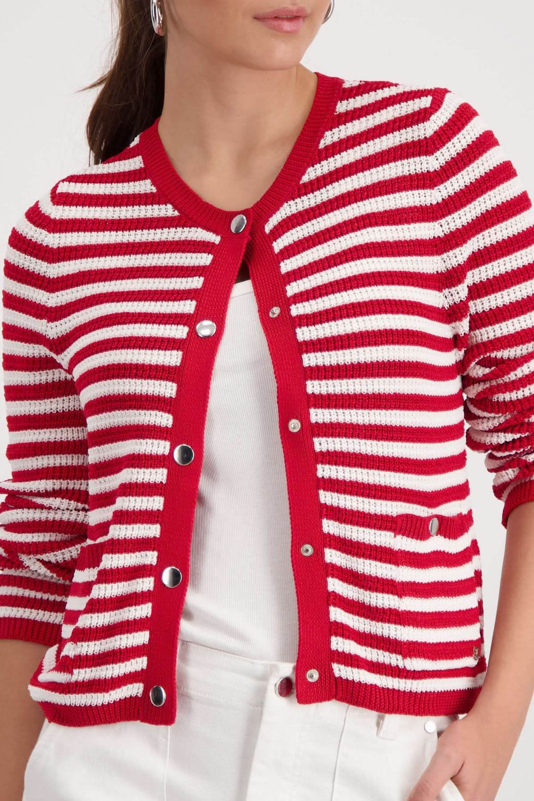 Cardigan rayé boutonné en maille rouge et blanche, coupe droite, encolure arrondie, manche longue, facile à porter décontracté ou soigné.