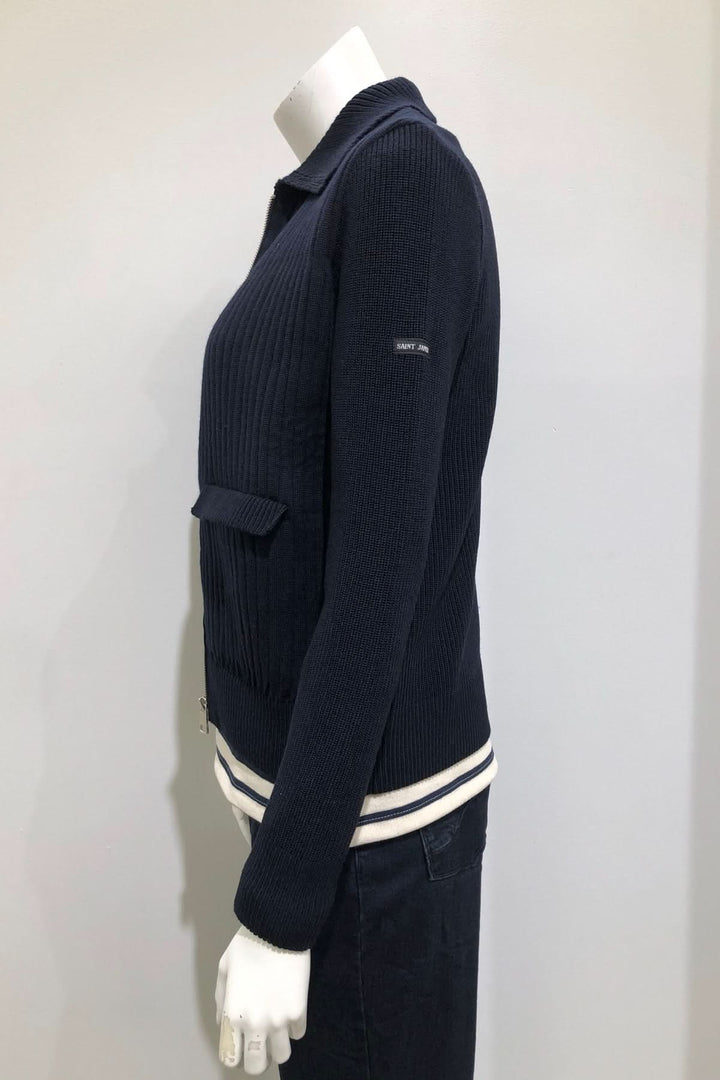 Vue latérale du Cardigan zippé CHATEL marine en maille côtelée avec col chemise et poche à rabat, porté avec un t-shirt rayé.