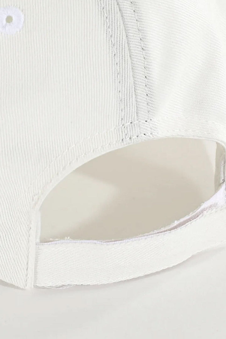 Démonstration de l'arrière d'une casquette BOSS en coton, avec une visière courbée et finition élégante.