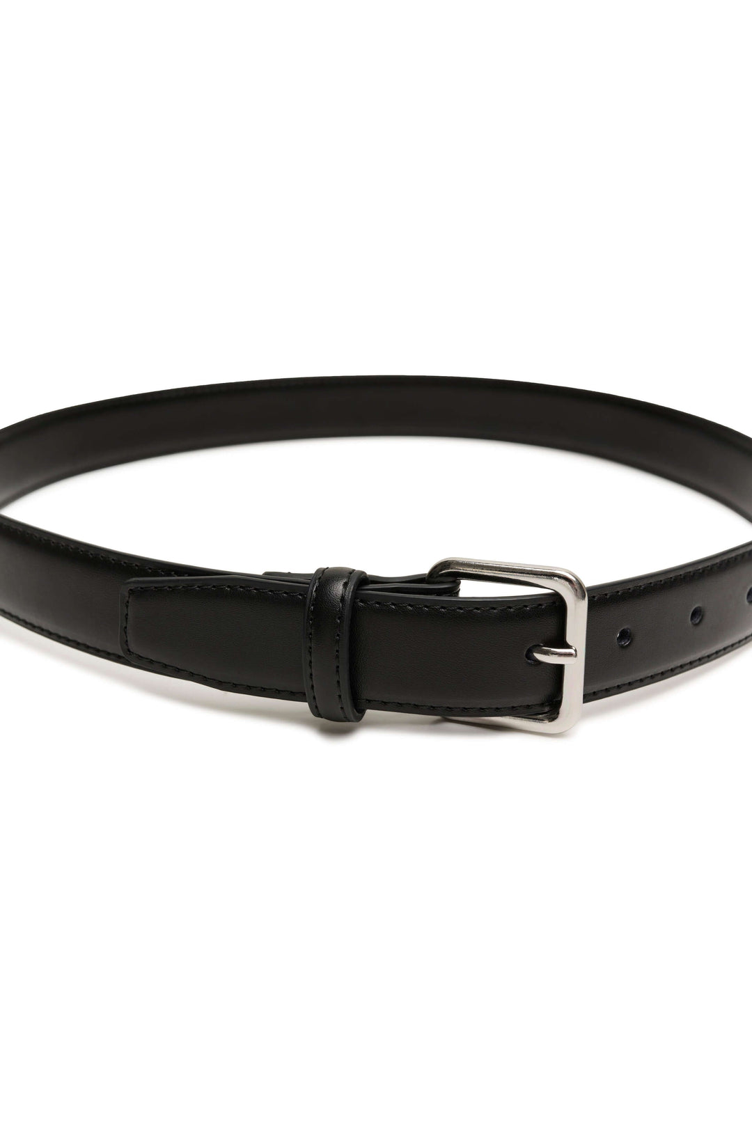 Ceinture Adrianna en cuir véritable avec boucle métallique rectangulaire argentée, design classique intemporel pour un style élégant.