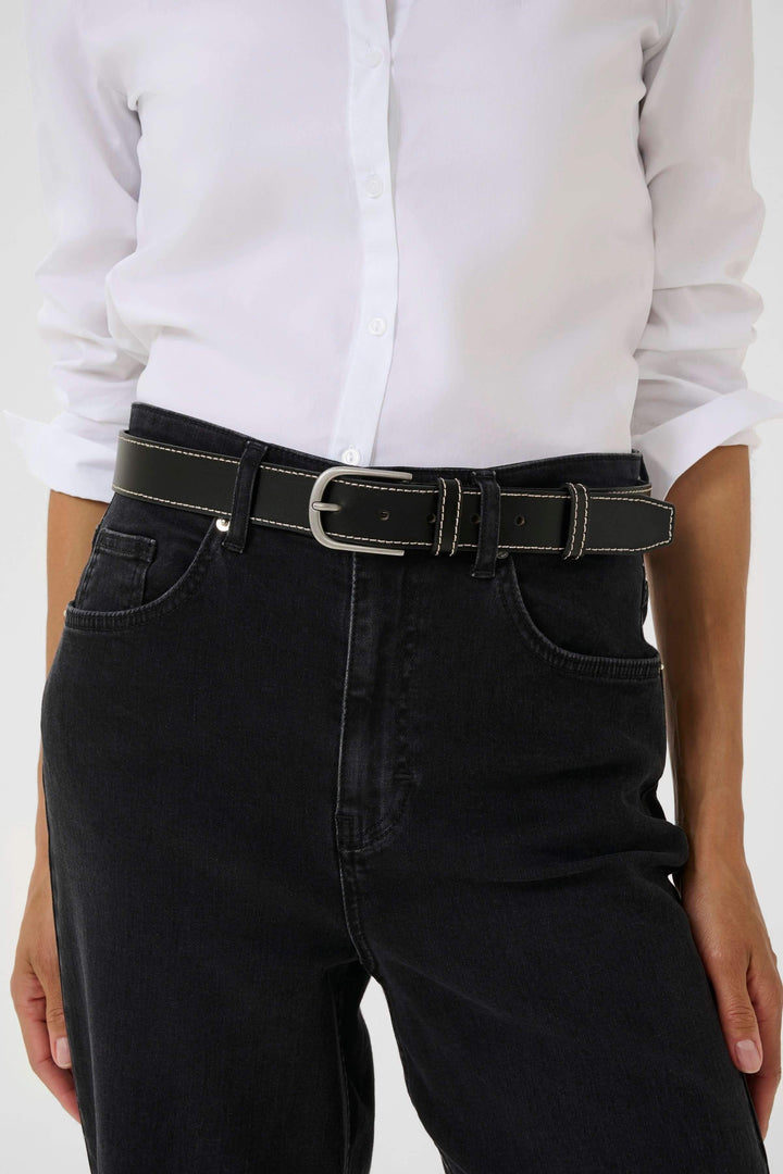 Ceinture Seyra en cuir véritable avec surpiqûres contrastantes, boucle métallique, parfaite pour un style chic ou décontracté.