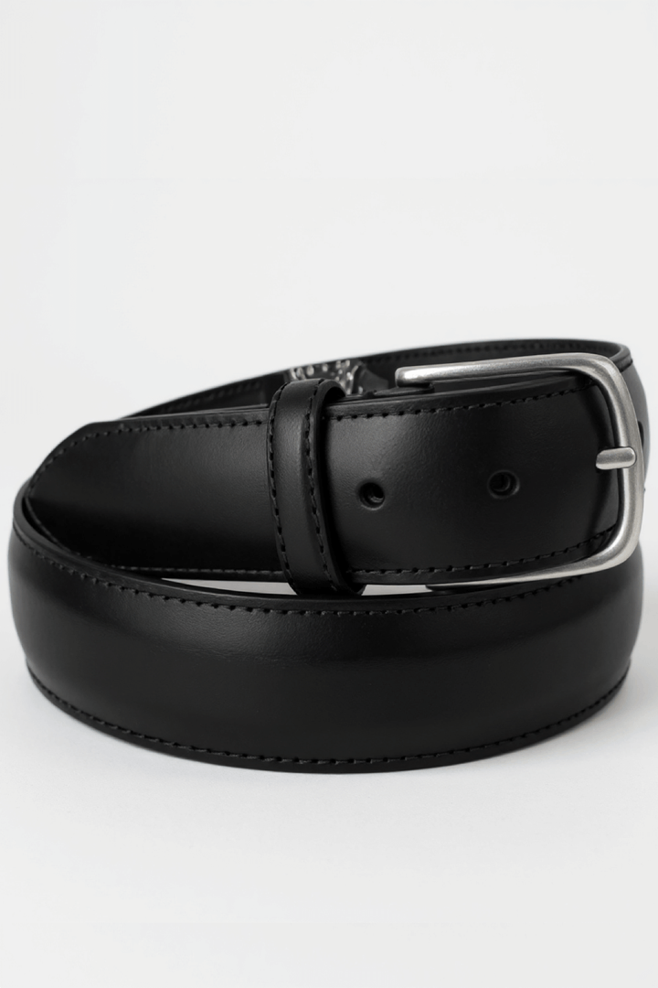 Ceinture élégante en cuir teinté avec boucle métallique brossée, fabriquée à la main en Italie.