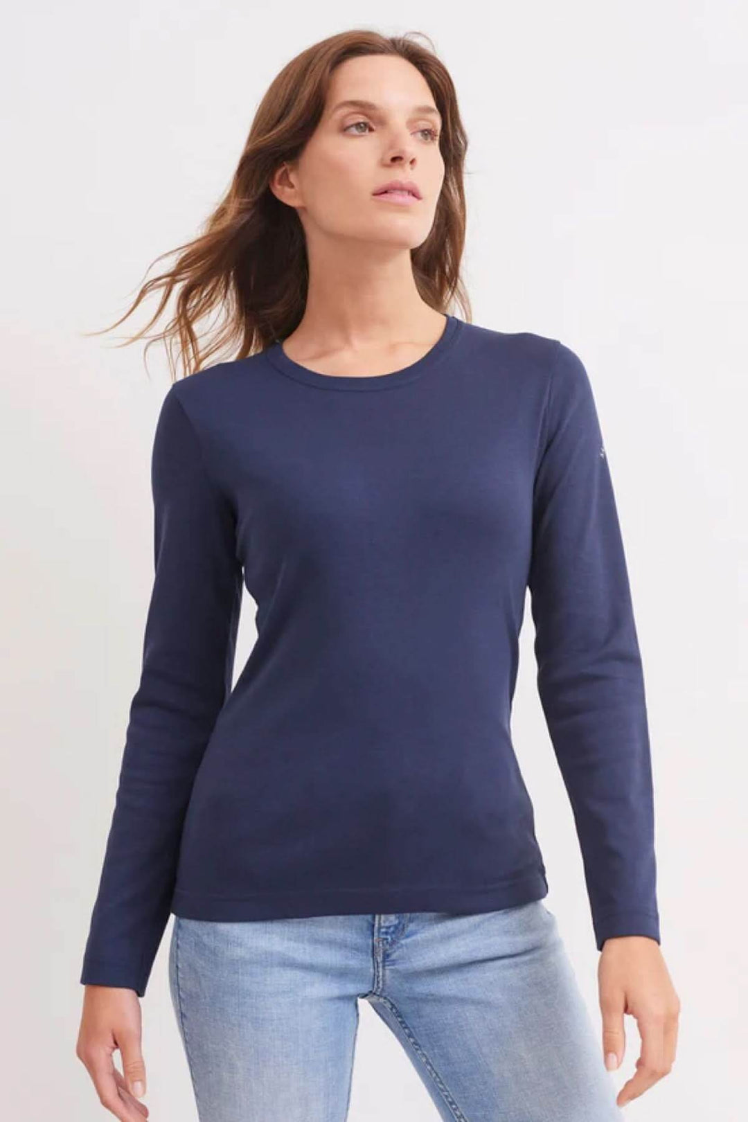 Chandail à manches longues bleu marine en jersey de coton, porté avec un jean pour un look casual chic.