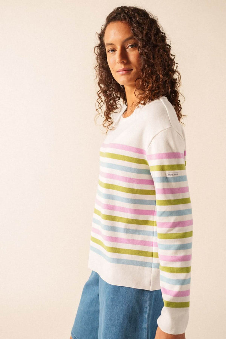 Femme portant le Chandail ECRINS COTON TRI rayé multicolore avec manches longues et col rond, style marinière.