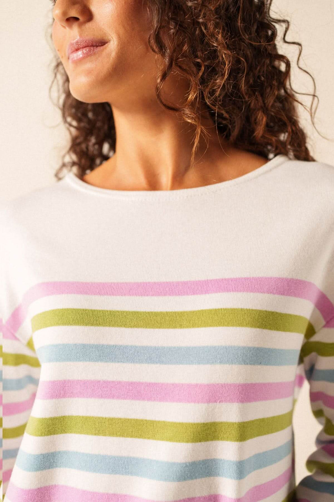 Chandail ECRINS COTON TRI rayé multicolore avec col rond, manches longues, et coton léger, confortable et chaud, sur modèle femme.