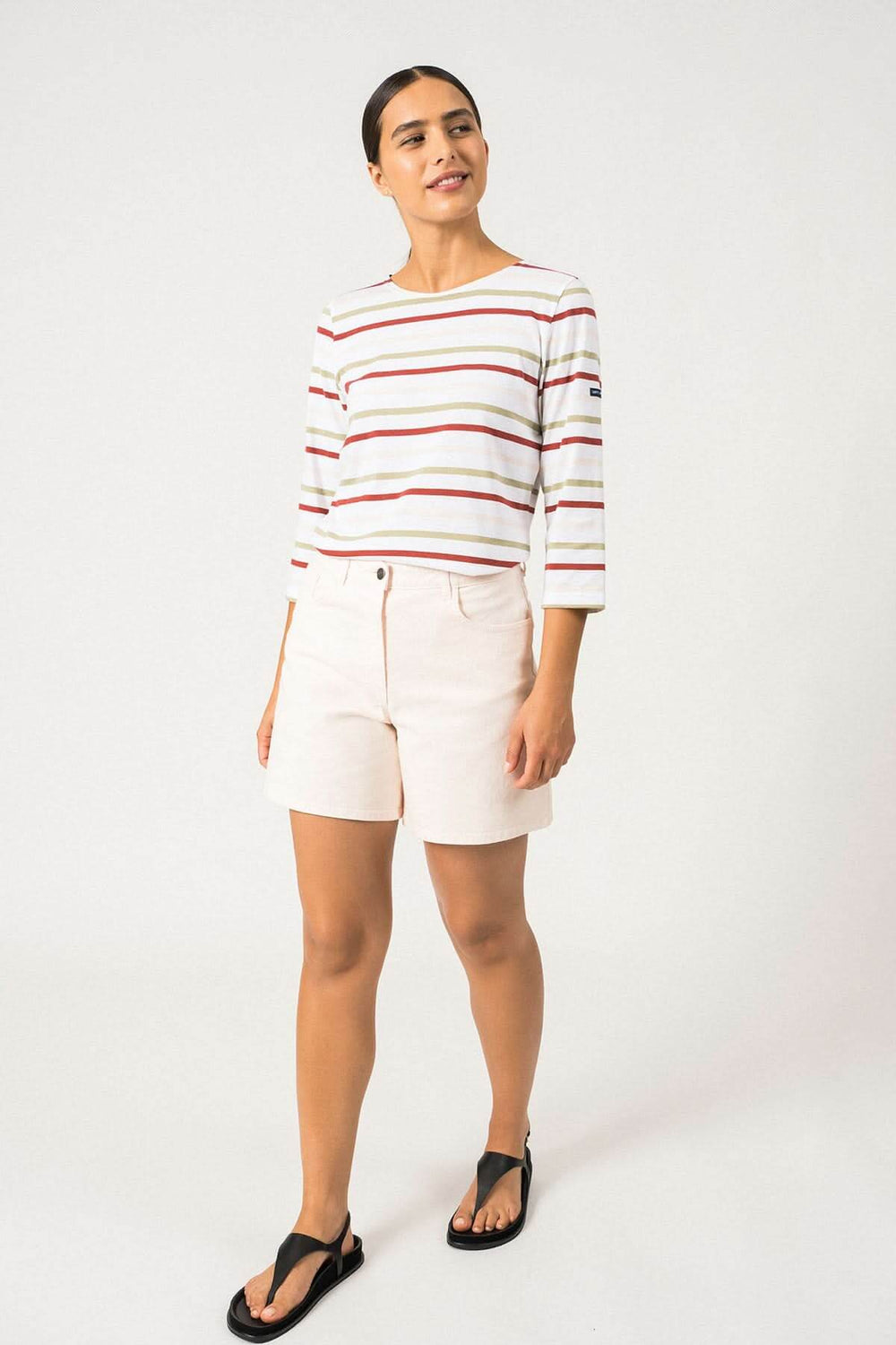 Femme portant un chandail rayé GALATHEE II avec manches ¾, encolure ronde, et shorts clairs.