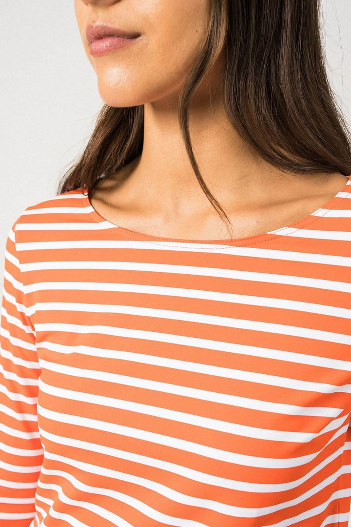 Chandail GARDE-COTE III R, rayé orange et blanc, encolure dégagée, manches 3/4, tissu anti-UV pour protection solaire.