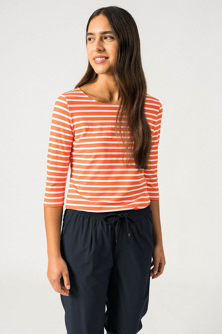 Femme portant un chandail rayé orange et blanc avec manches 3/4 et coupe ajustée, style marinière.