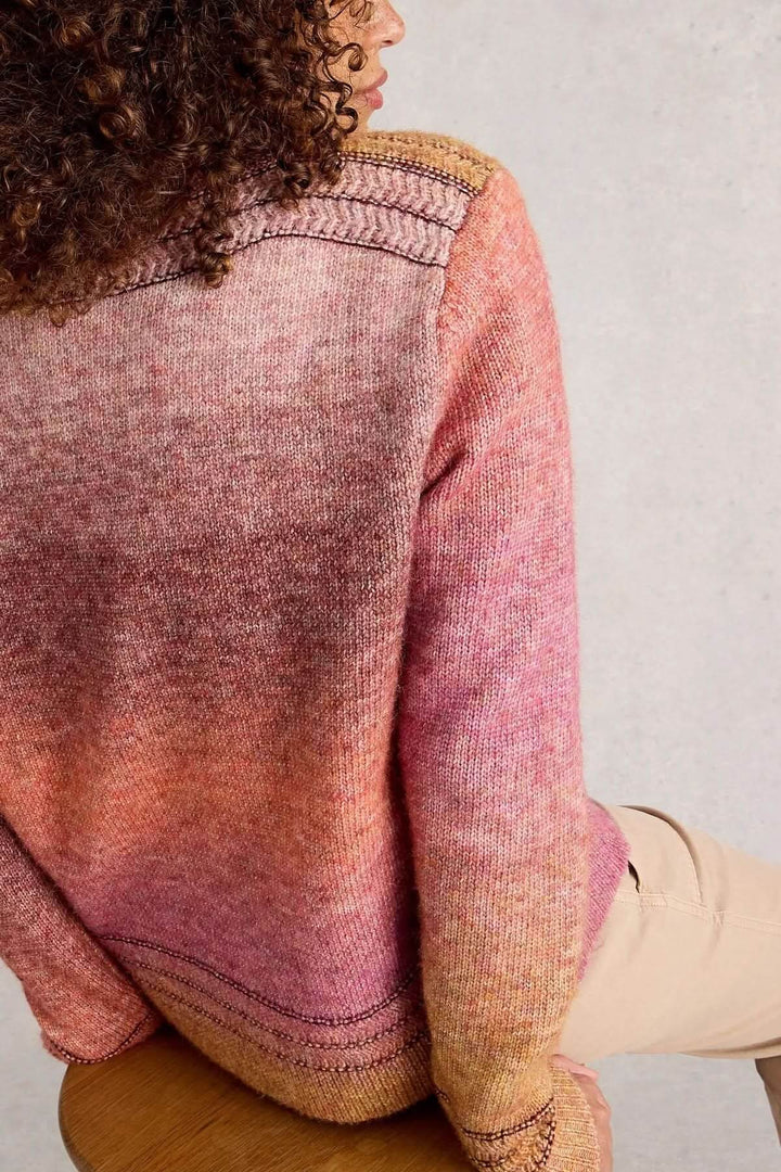 Chandail Lilbet en maille dégradée nuances chaudes avec poche kangourou, style décontracté et moderne, portée avec pantalon clair.