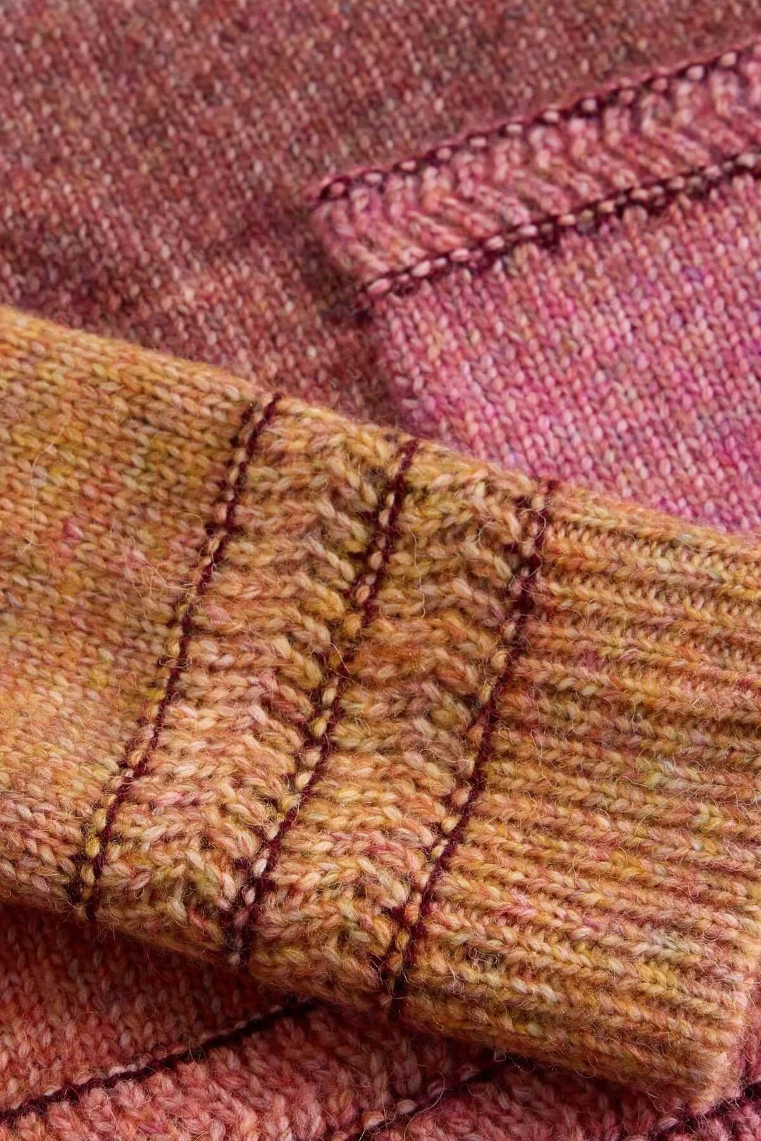 Chandail Lilbet en maille dégradée avec nuances chaudes et détails sur les manches, idéal pour un style moderne et confortable.