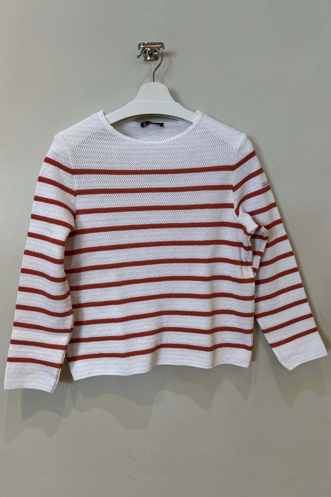 Chandail MARTIGUES rayé en maille texturée avec coupe droite, manches longues et encolure ronde, idéal au quotidien.