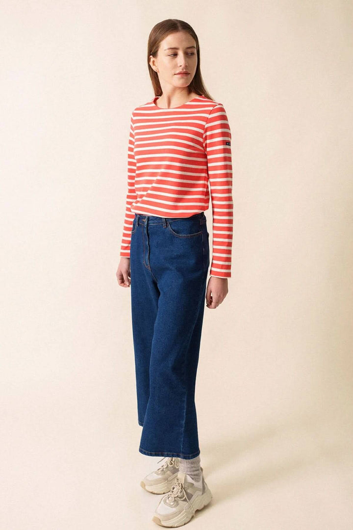 Femme portant le Chandail MERIDAME II en coton cardé, coupe féminine, idéal pour l&