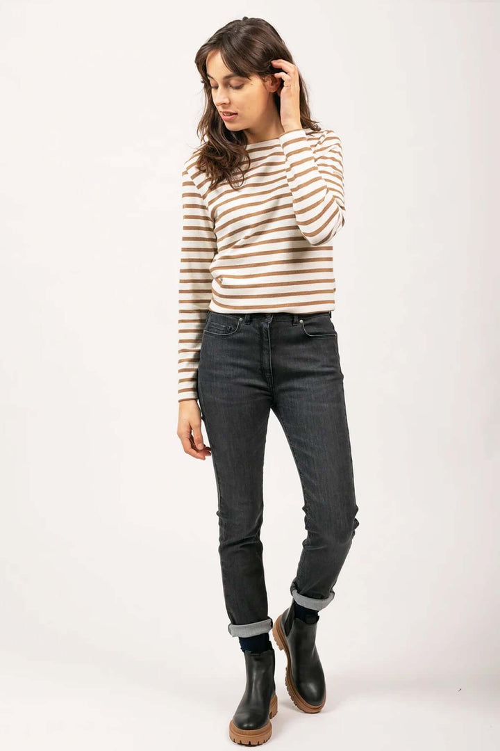 Femme portant le chandail MERIDAME II en coton cardé, coupe féminine, rayures style marinière. Mode chic et confortable.