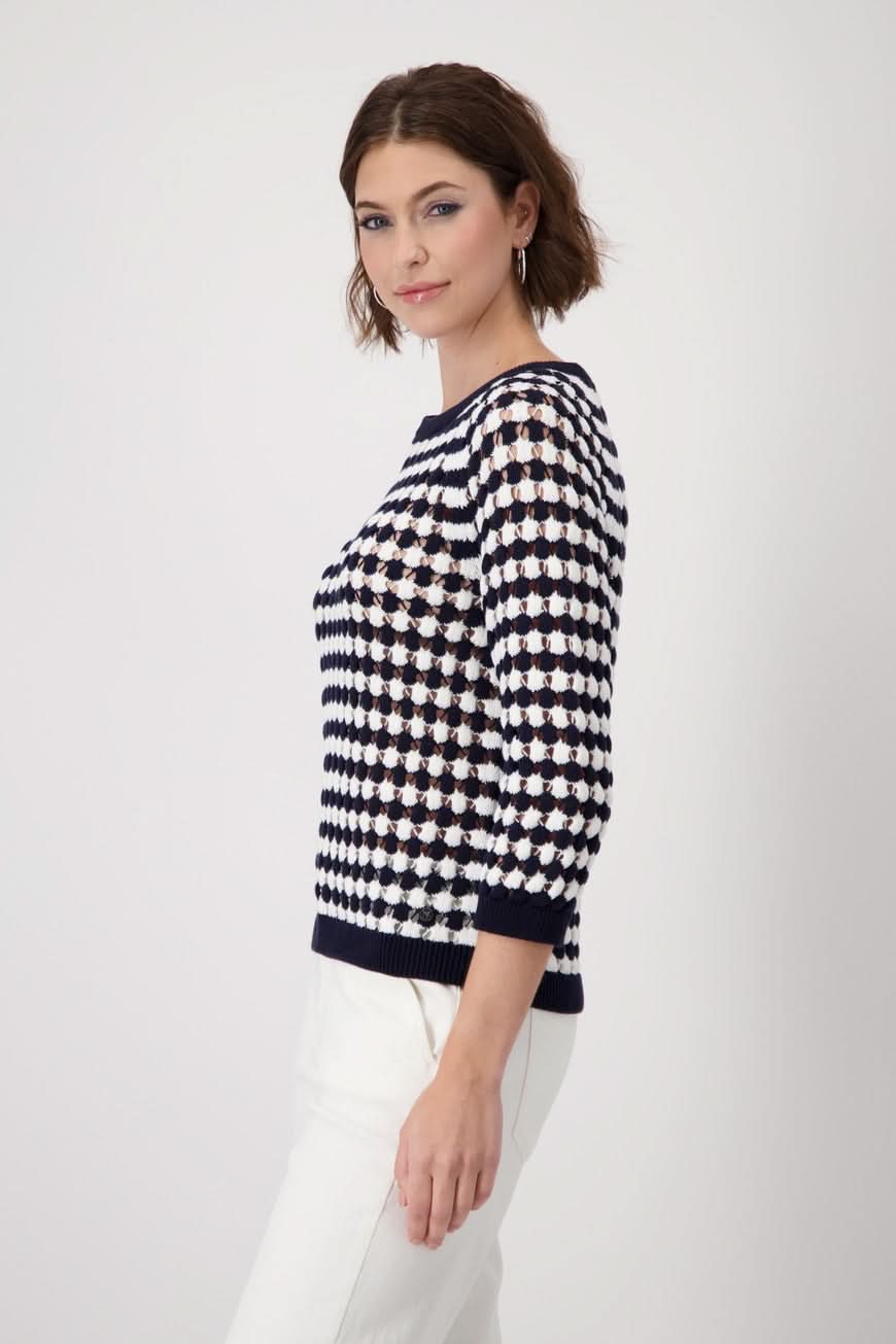 Pull ajouré en pur coton, rayé et léger, avec col rond côtelé et manches ¾, parfait pour un look chic.