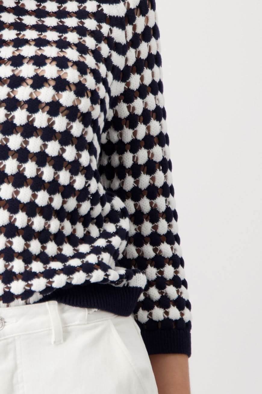 Pull ajouré en coton avec motif rayé, col rond et manches ¾, idéal pour un look chic et décontracté.