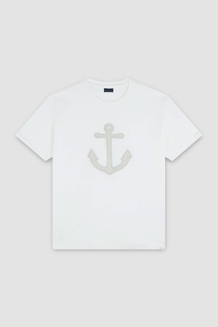 Chandail blanc à manches courtes avec ancre en relief ton sur ton pour un style nautique élégant.