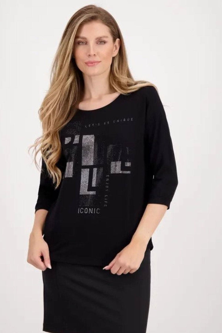 Chandail noir Monari à manches 3/4 avec lettrage décoratif en strass, idéal pour un look décontracté élégant.