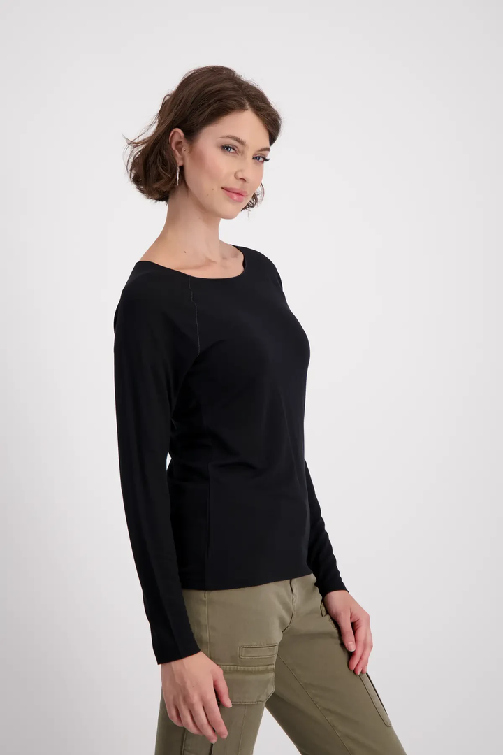 Chandail basique noir à manches longues raglan, coupe légèrement cintrée, porté avec un pantalon kaki.