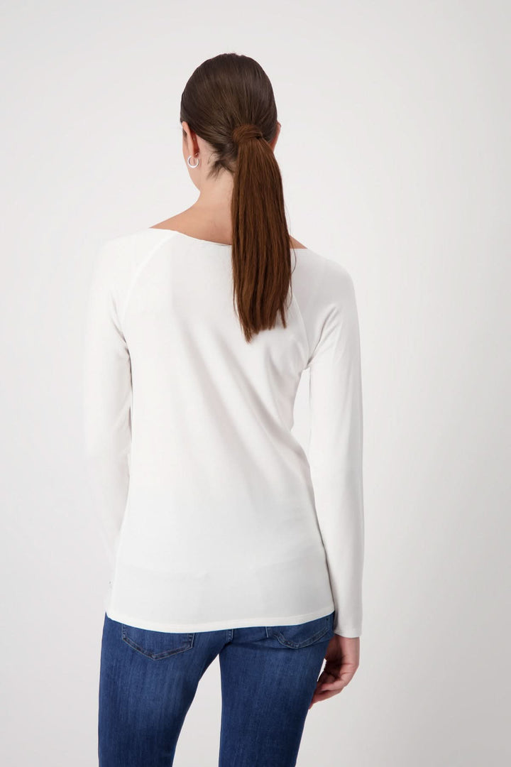 Chandail basique blanc au dos, encolure ronde et manches longues raglan, porté avec un jean.